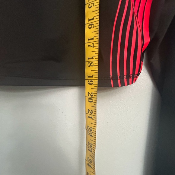 UNDER ARMOR SPORTS TOP - Picture 3 of 14